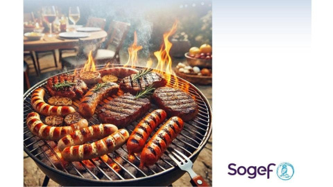 Saucisses et viandes grillant sur un barbecue lors d'un repas d'été informel.
